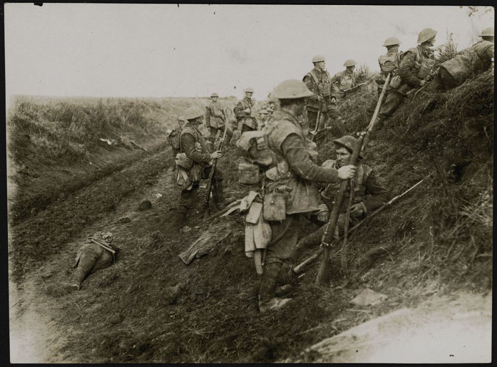 New Zealand soldiers near Le Quesnoy, prior to the attack on the town. A dead soldier lies nearby. 4 November 1918.